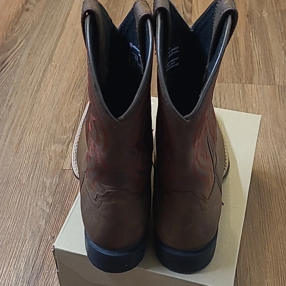 Ariat Brown and Red Western Boots‎ is for boy zise 2 used exelente condition.